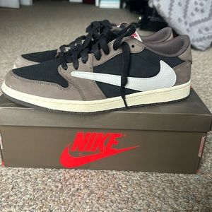 Travis Scott Jordan 1 low mocha
